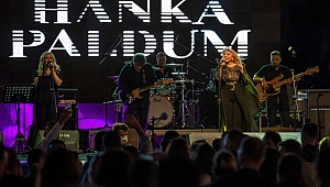 Hanka Paldum kardeşlik festivali için sahnede