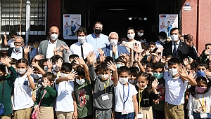 Karabağlar Belediyesi'nin Eğitim Kart'ı yüzleri güldürdü