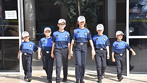 Menemen'de çocuk zabıtalar iş başında