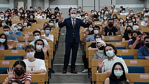 Rektör Budak, Tıp Fakültesinde öğrencilerin heyecanına ortak oldu
