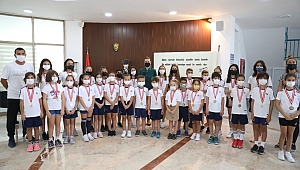 Rektör Hotar'dan miniklere ziyaret