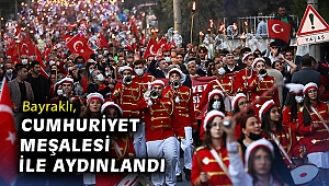 Bayraklı, Cumhuriyet meşalesi ile aydınlandı