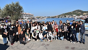 Beş yabancı ülkeden öğrenciler Foça’yı gezdiler