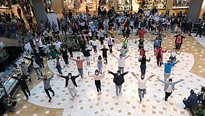 Gaziemir’de sürpriz zeybek gösterisi! 