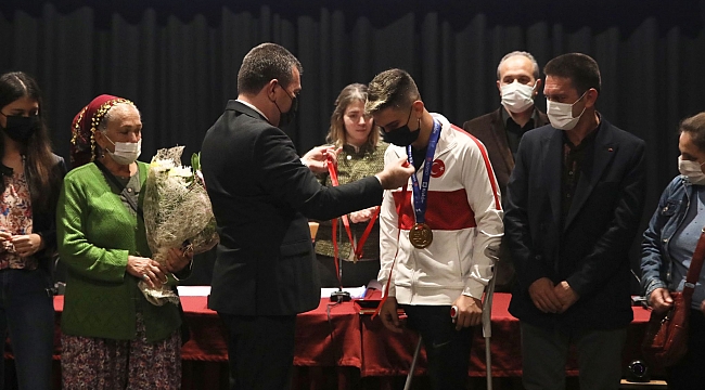 Avrupa Şampiyonu Ampute Milli Takım Oyuncusu Bergamalı Rüstem Kurhan’a memleketinde ödül