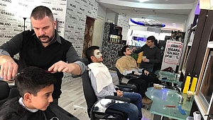 İzmirli berber Volkan Berber'den ‘askıda tıraş uygulaması’