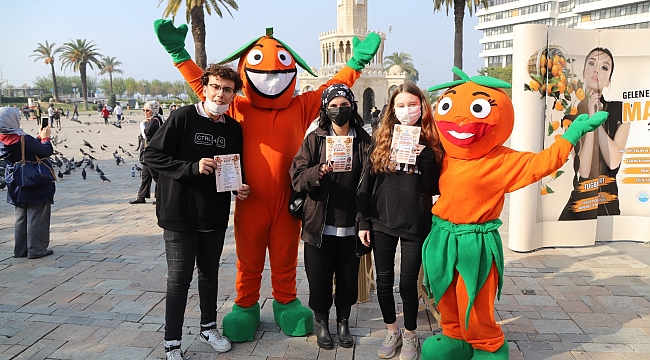 Mandalina Festivali’nin maskotları Mandi ve Mandila İzmir sokaklarında