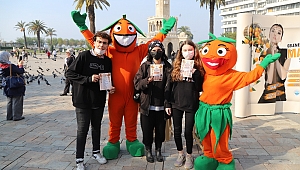 Mandalina Festivali’nin maskotları Mandi ve Mandila İzmir sokaklarında