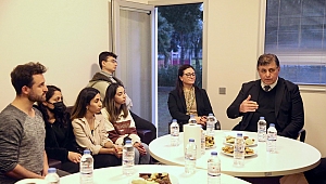Başkan Tugay, gönüllü eğitmenlik yapan üniversiteli gençlerle buluştu