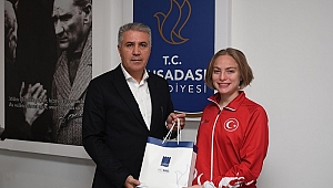 Genç karateciden Kuşadası Belediyesi'ne ziyaret