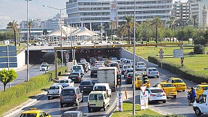 İzmir'de trafiğe kayıtlı araç sayısı arttı...
