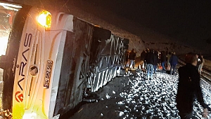 Kars'ta yolcu otobüsü devrildi: 4 ölü, 18 yaralı