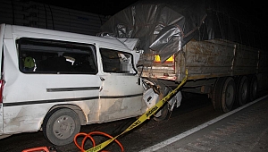 Manisa'da minibüs tıra arkadan çarptı: 2 ölü!