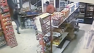 Bakkalda dehşet anları: Parmak sallayınca vurdu