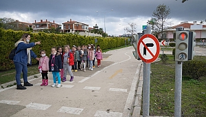 Çeşme Belediyesi’nden anaokulu öğrencilerine trafik eğitimi