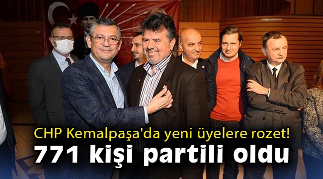 CHP Kemalpaşa'da yeni üyelere rozet: 771 kişi partili oldu