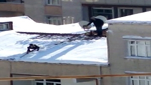 Çocuğu iple bağlayıp çatıdaki karı temizletti