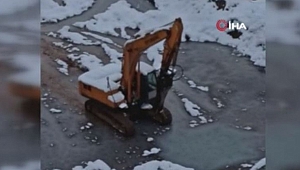İş makinesi içi su ve buz dolu çukura düştü!