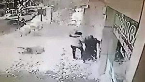 Kaldırımda yürürken üzerine kar kütlesi düştü