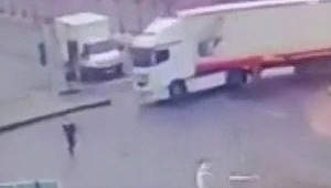 Karşıya geçmeye çalışırken TIR’ın altında kaldı!
