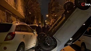 Park halindeki araçlara çarptı! Dik şekilde havada asılı kaldı