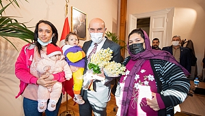 Seyyar çiçekçilerden Başkan Soyer’e teşekkür