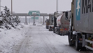TAG Otoyolu, yoğun kar yağışı nedeniyle trafiğe kapatıldı