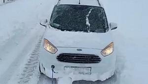 Yolda kalan polislerin yardımına köylüler yetişti