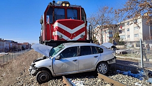 Ankara'da feci kaza! Tren otomobile çarptı