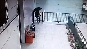 Bu da şemsiyeli kapı hırsızı! Önce demir kapıyı açtı sonra çaldı