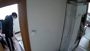 Ellerini kollarını sallayarak girdiler! Odaları talan ettiler