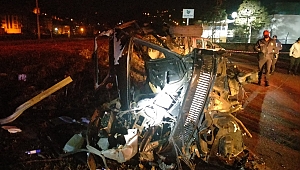 Feci kaza! Otomobil 3 parçaya bölündü