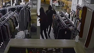 Kapıyı kaldırım taşıyla kırıp hırsızlık yaptılar!