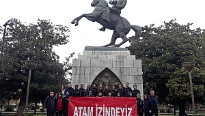 Konak Belediyespor oyuncuları galibiyet sonrası Ata’sına koştu