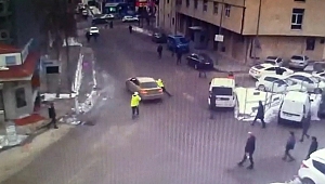 Taksici aracını bağlamak isteyen polisi metrelerce sürükledi!