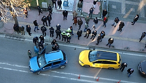 Trafikte korna kavgası: Taraftarlar birbirine girdi