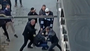 Yanlış anlaşılınca cadde ortasında tekme tokat darp edildi