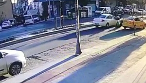 Yoldan karşıya geçmek isteyen çifte araba çarptı!