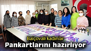 Balçovalı kadınlar pankartlarını hazırlıyor