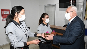Başkan Selvitopu Kadınlar Günü'nü çiçekle kutladı