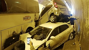 Bolu Dağı tüneli içinde 18 araç birbirine girdi