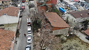 Faciadan dönüldü! 2 katlı evin çatısı çöktü
