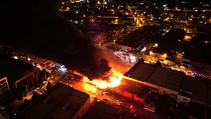 Kocaeli'de bir iş yerinde çıkan yangın geceyi aydınlattı
