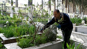 Kuşadası’ndaki mezarlıklarda bakım ve onarım çalışması