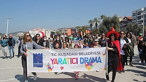 Kuşadası’ndan “yaşasın tiyatro” sesleri yükseldi