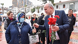Menemen’de üretici kadınlara karanfil jesti