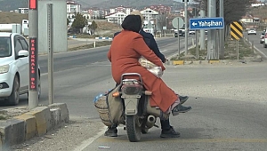 Motosiklet üzerinde tehlikeli yolculuk!