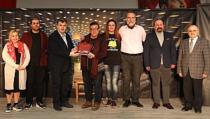 ‘Pembe Aslında Siyahtır’ tiyatro oyunu Kınıklı öğrencilerle buluştu