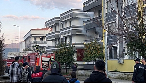 Şarja takılı akülü araba evi yaktı