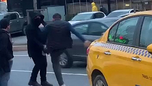 Taksiciden yolcuya tekme tokat dayak!